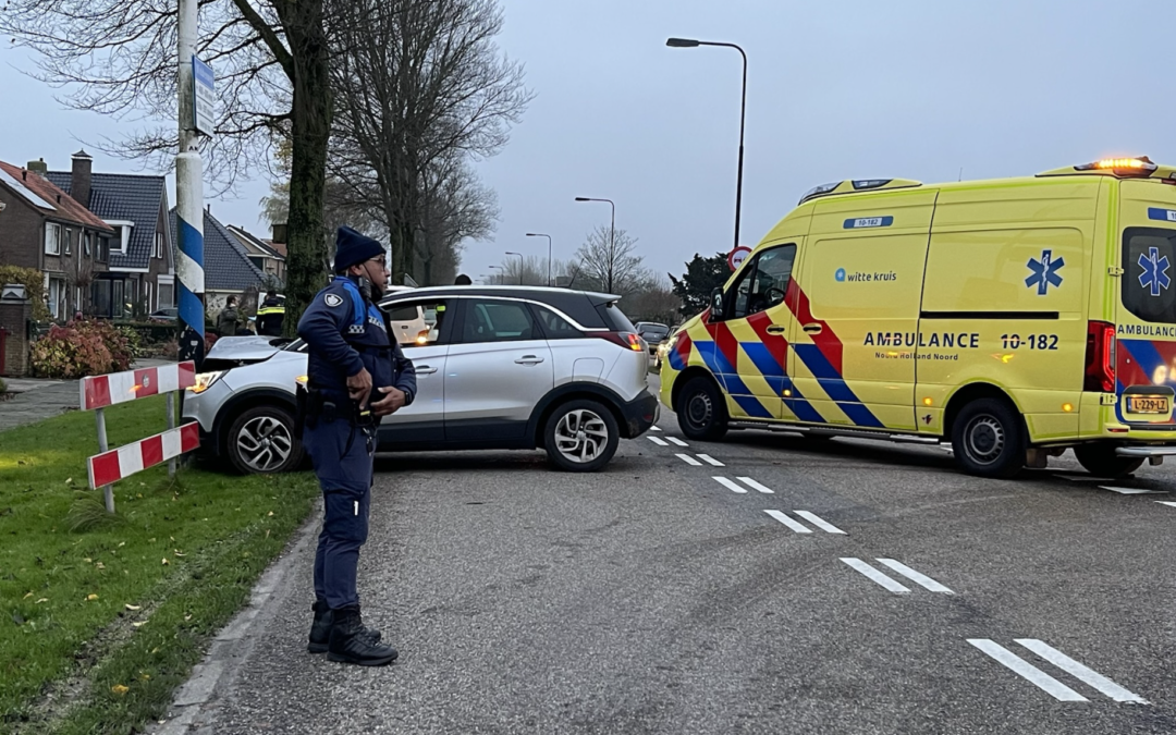 Na aanrijding knalt auto op ANWB paal op de Middenweg