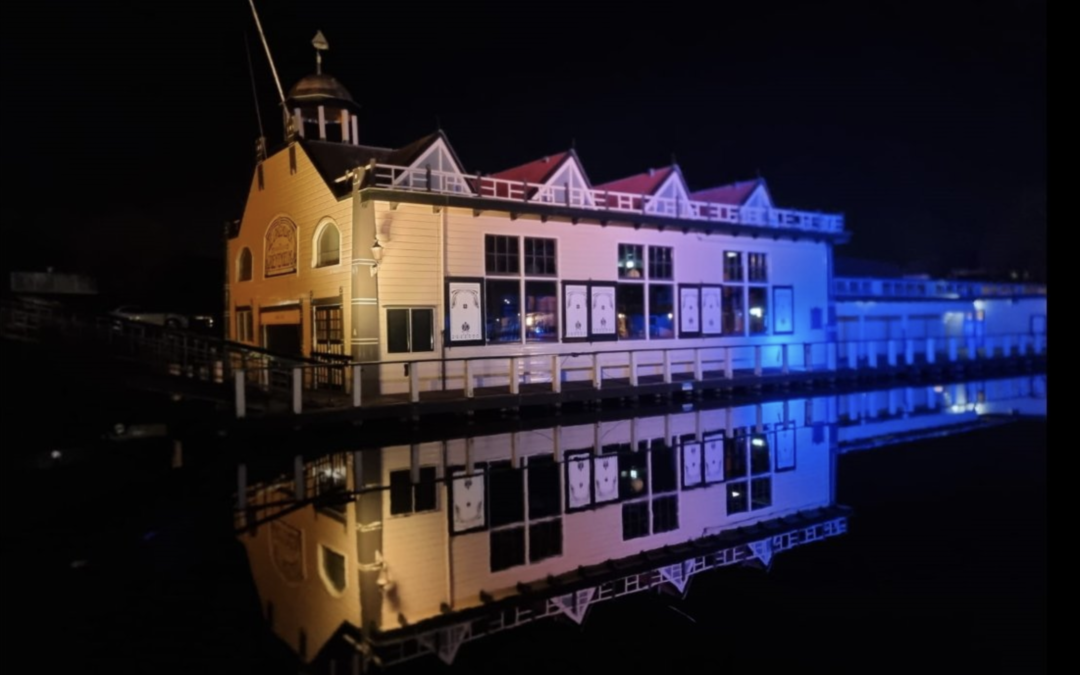 Broekerveiling in kleuren van de Oekraïense vlag als steun aan de bevolking