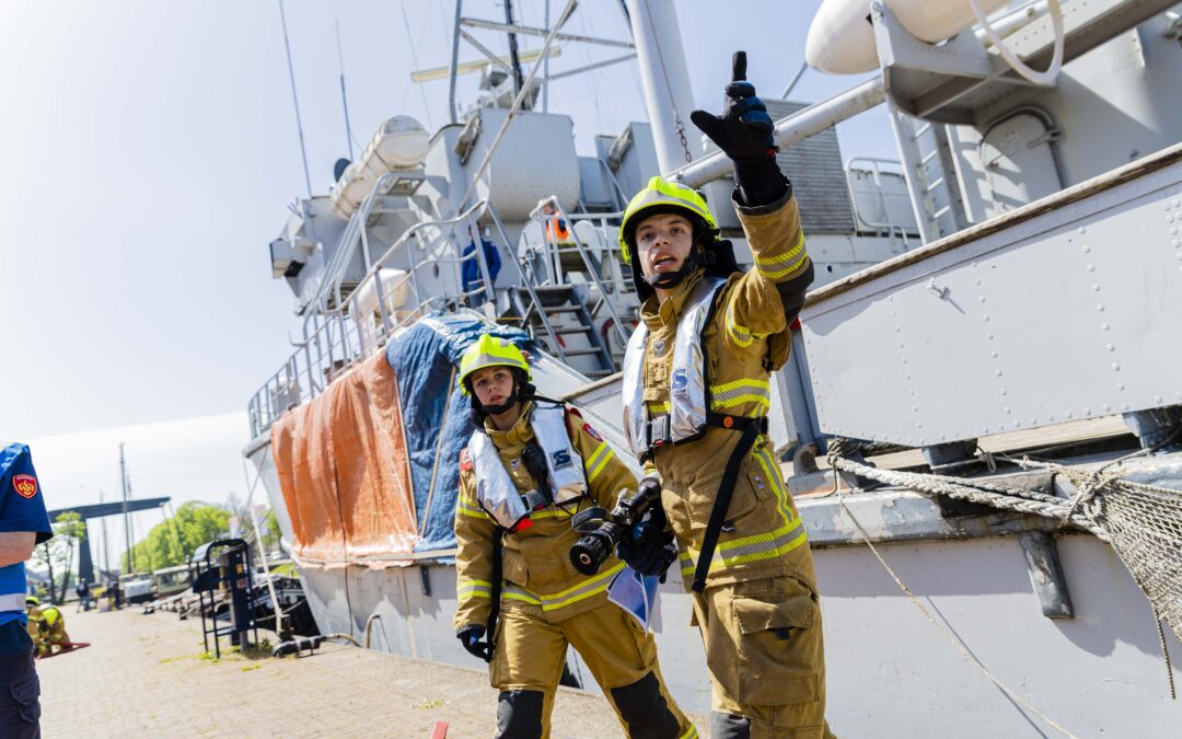 Jeugdbrandweerwedstrijden op voormalig marineschip