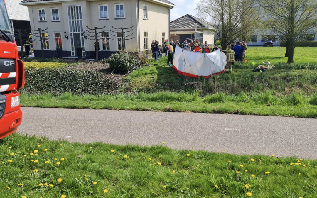 Man overleden nadat hij te water raakt met grasmaaimachine.