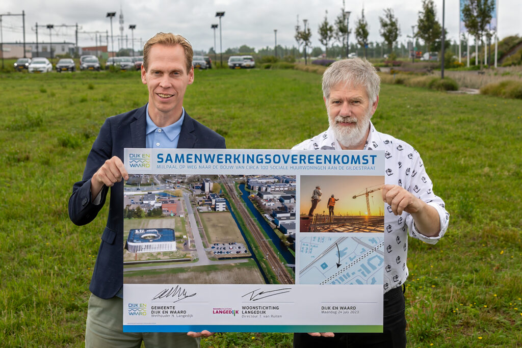 Wethouders Nils Langedijk (links) en directeur Tim van Ruiten van Woonstichting Langedijk staan samen op de bouwlocatie aan de Gildestraat. Het is de bedoeling dat hier circa 100 sociale huurwoningen worden gerealiseerd.