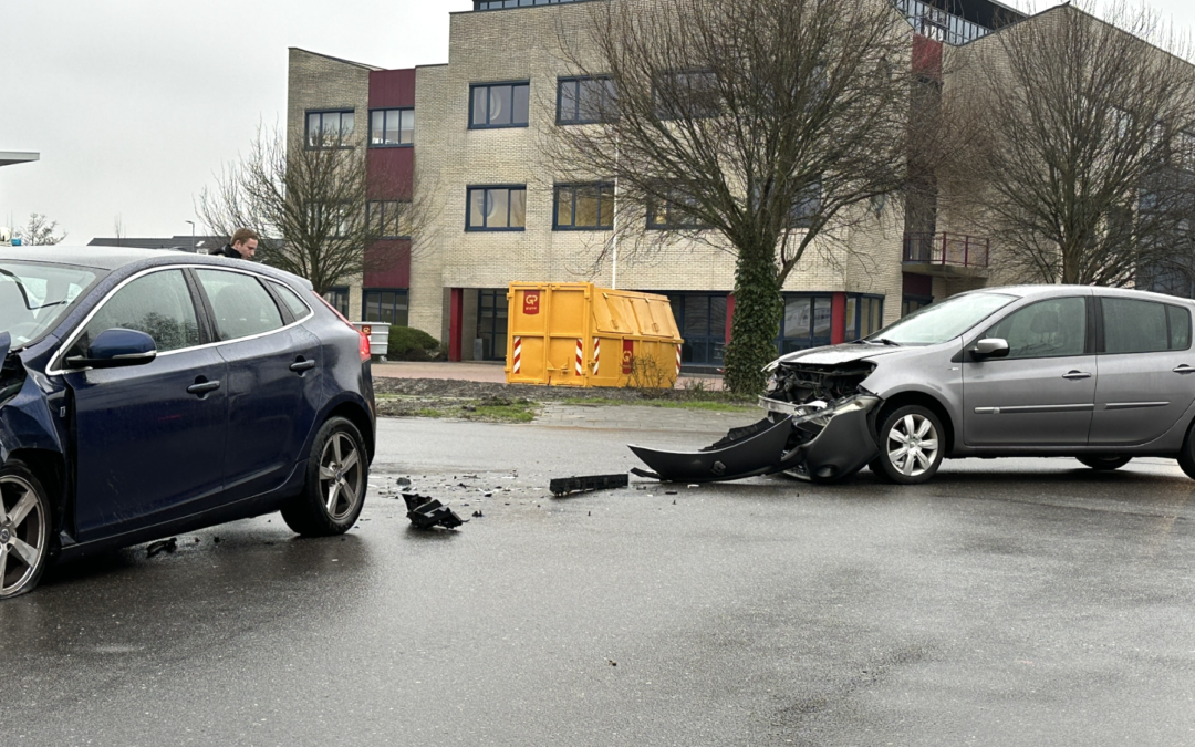 Ongeval met veel schade op de Middelmoot Broek op langedijk