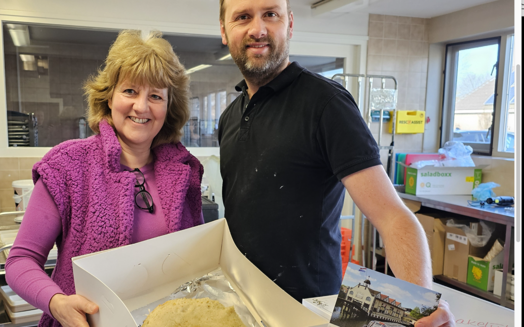 Museum BroekerVeiling bakt 300 pannenkoeken voor verzorgingstehuizen op Nationale Pannenkoekendag