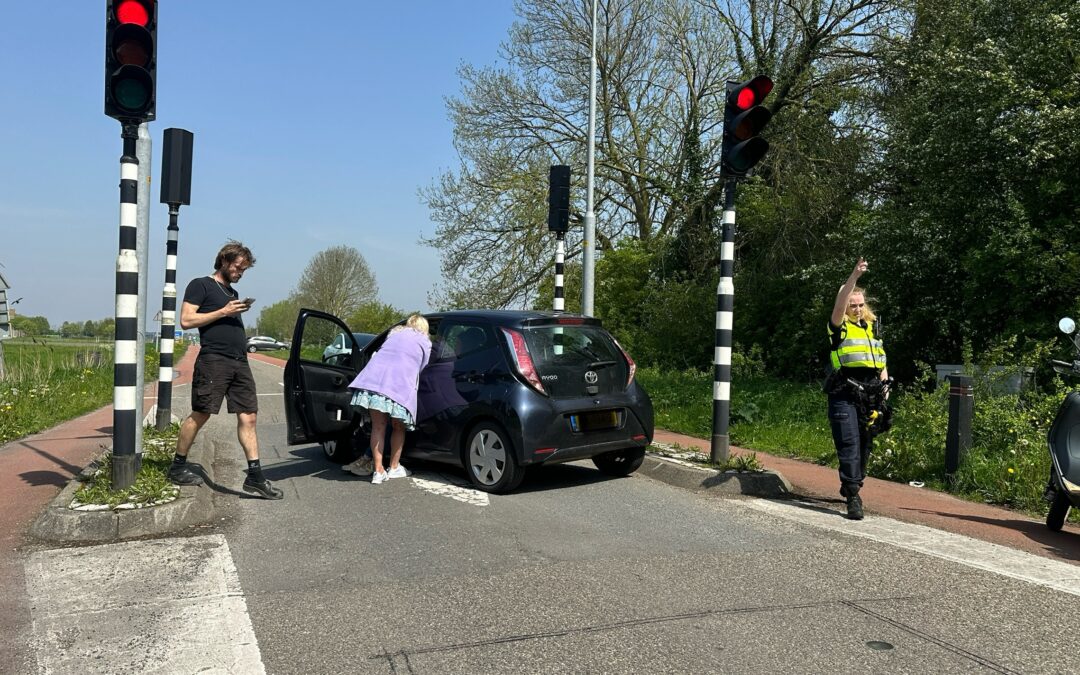 Auto klapt op spitspaal vronermeerweg