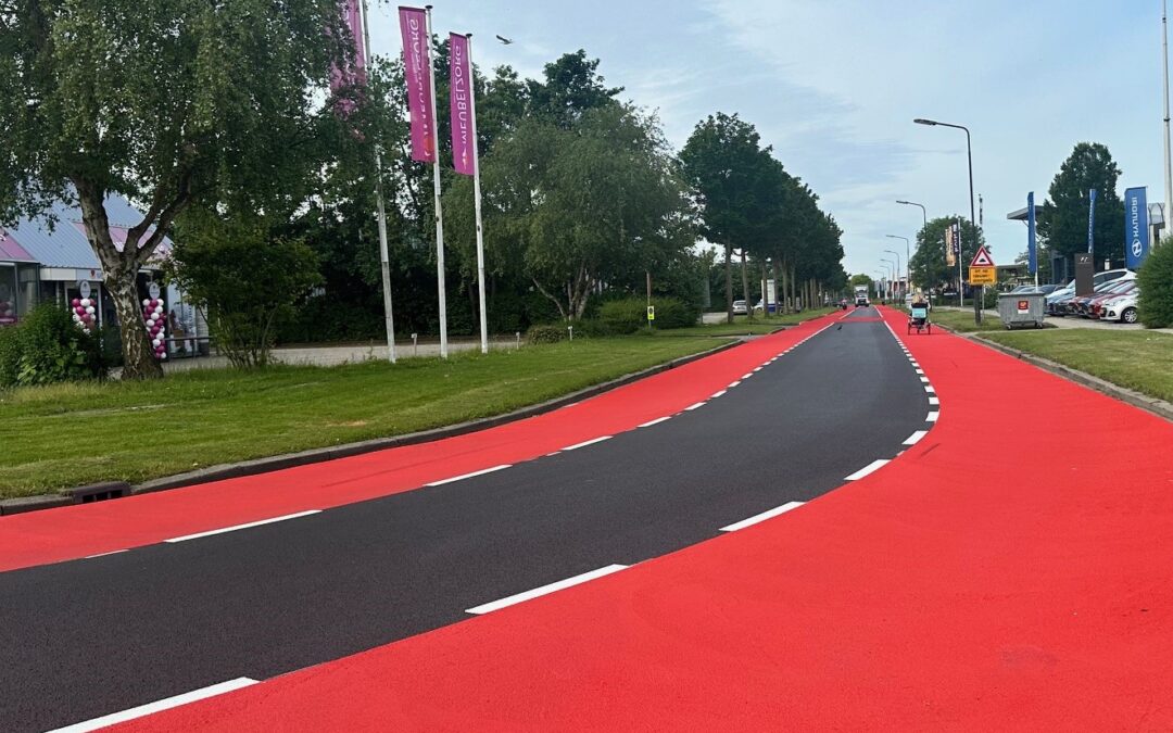 Proef met nieuwe rode deklaag op fietspaden in Dijk en Waard